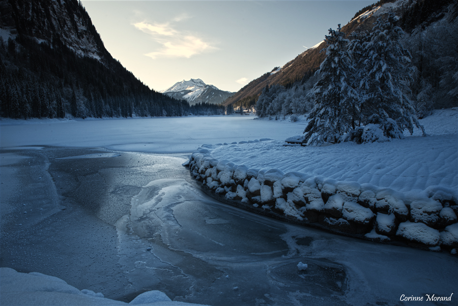 Ambiance hivernale au lac de Montriond